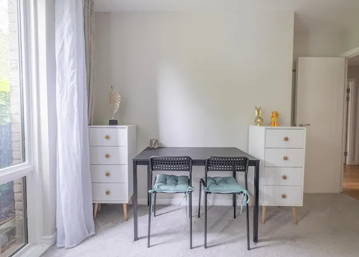Brand New London Flat With Car Park