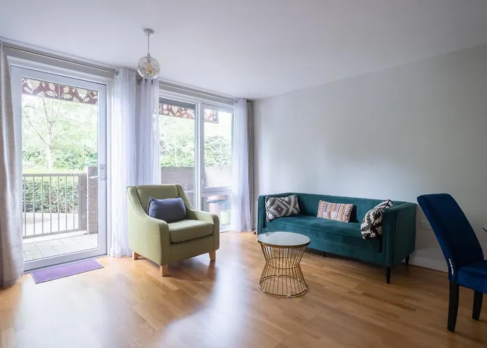 Brand New London Flat With Car Park